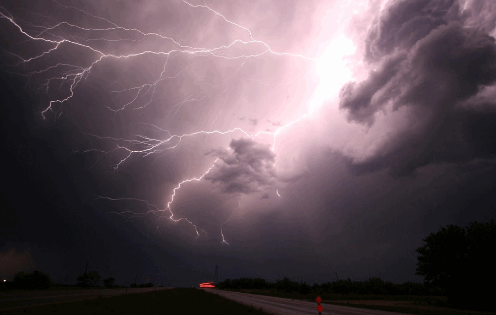 NEVIĐENO NEVREME POGODILO NIŠ I ALEKSANDROVAC : Bujice vode nosile sve